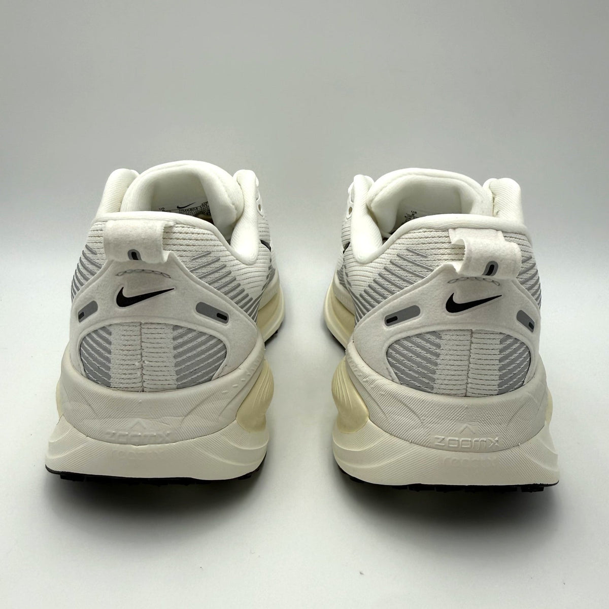 Nike Womens Vomero 18 Running Shoes Size 8 EU 39 White Black Athletic NIB