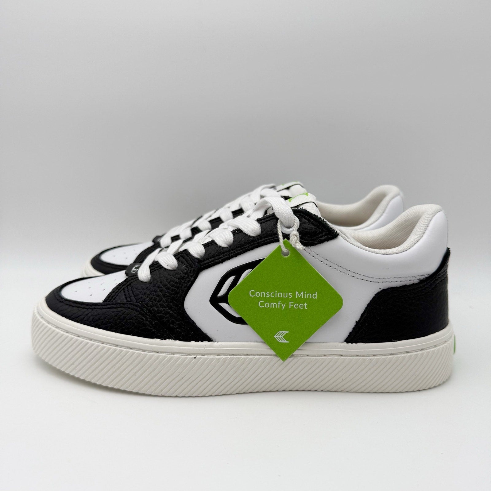 CARIUMA Womens Vallely Low Top Sneakers Size 7 Black White Leather NIB