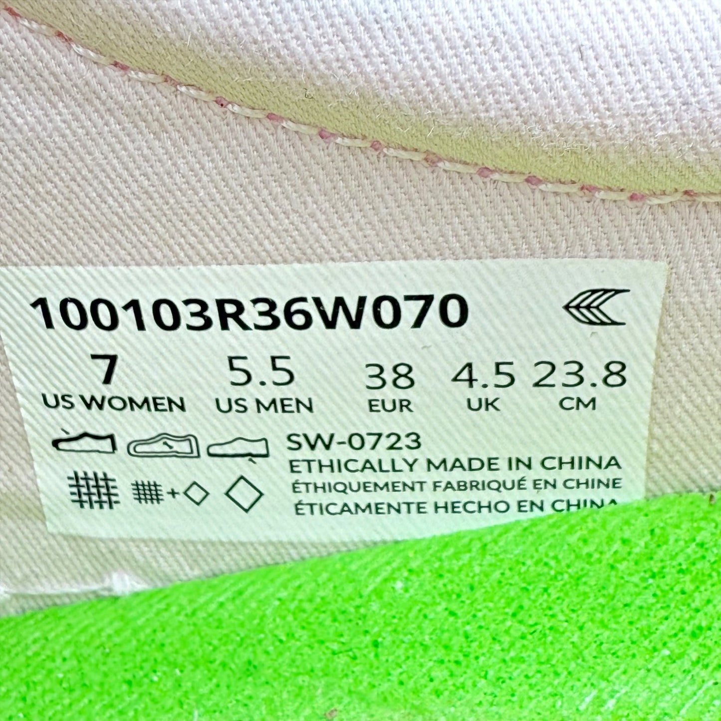 Cariuma Womens OCA Low Sneakers US 7 M EU 38 Rose Graphic Print Canvas NIB