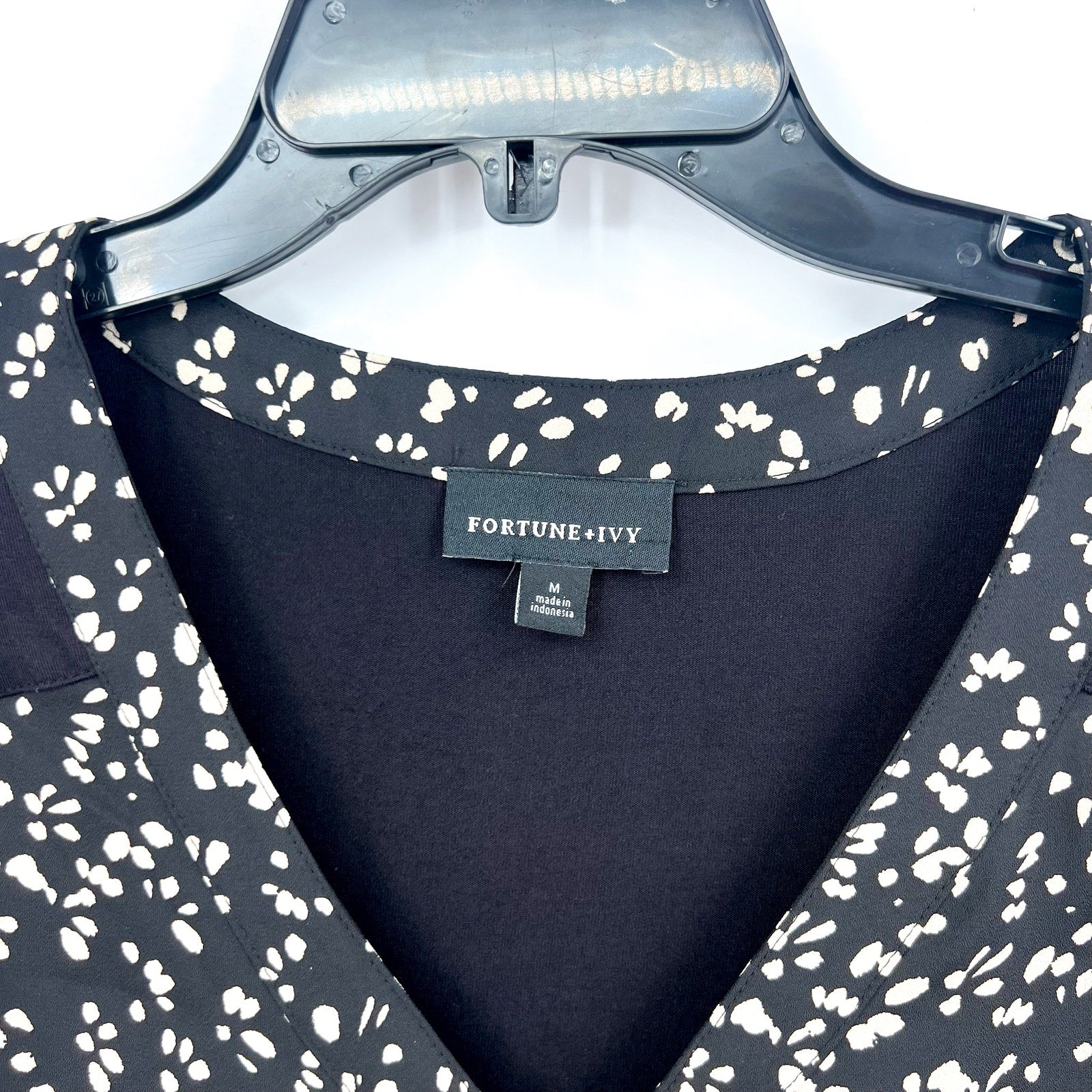 FORTUNE + IVY Womens V Neck Top Medium Black White Printed Short Sleeve NWOT