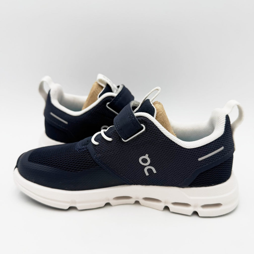 ON Kids Cloudplay Sneakers Little Kid Size 11.5 EU 29 Midnight Blue White NWOB