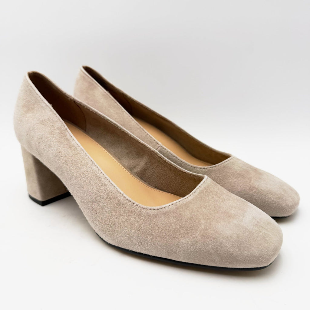 Bella Vita Womens Jilan Heel Pumps Size 8.5 Extra Wide Cream Almond Suede NWOB