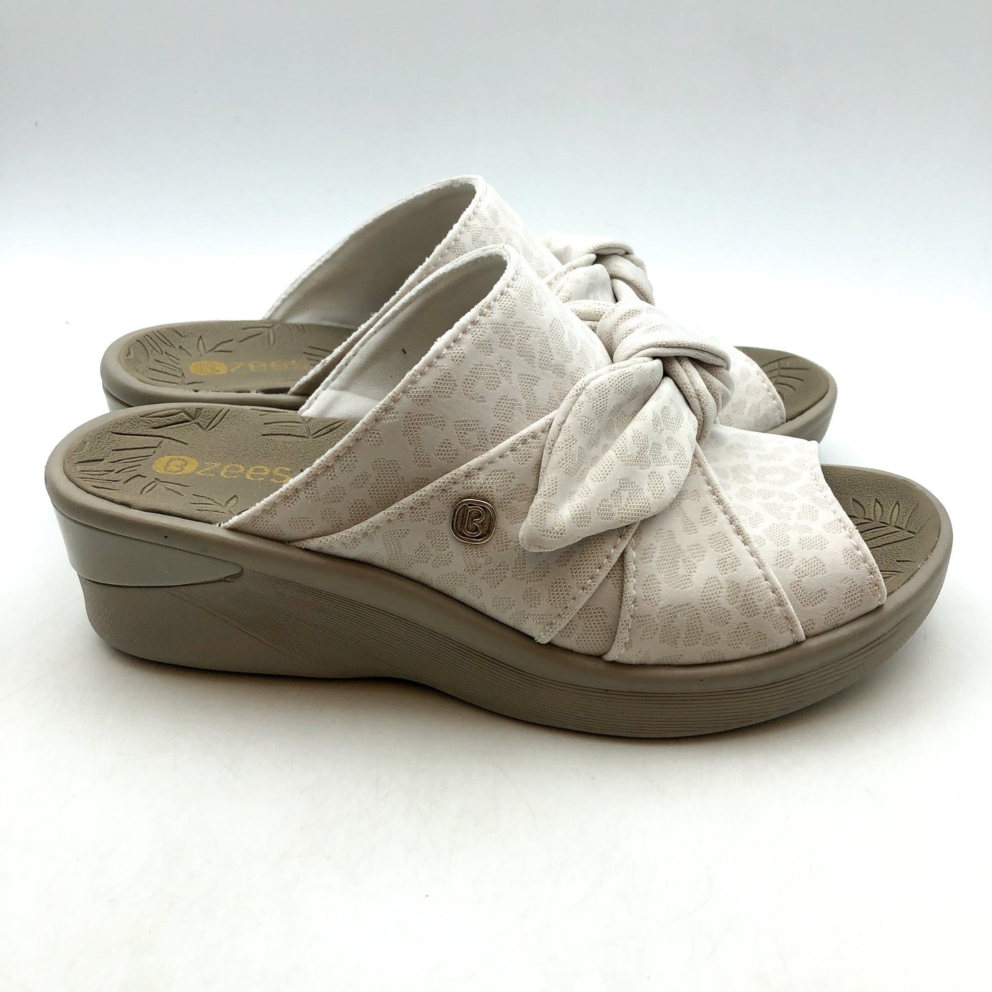 BZEES Womens Smile Comfort Wedge Slide Sandal 6.5 Wide Beige Cheetah Fabric NIB