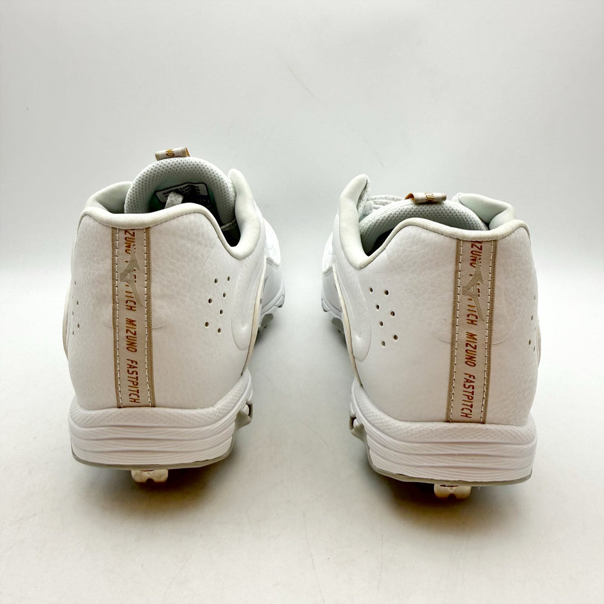 Mizuno Womens Swift 8 Low Softball Cleats Size 6 White 9-Spike Metal NWOB