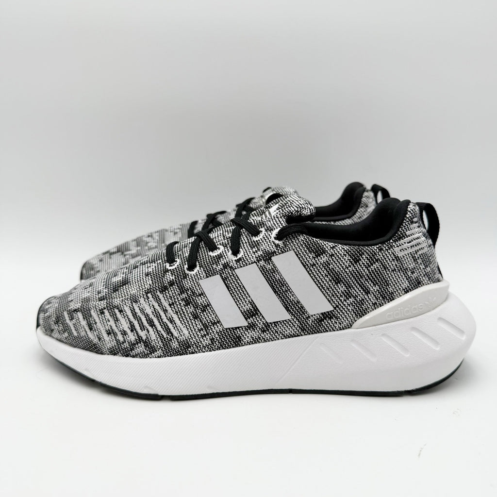 Adidas Kids Swift Run 22 Athletic Shoes Size 5 Grey White Running NWT