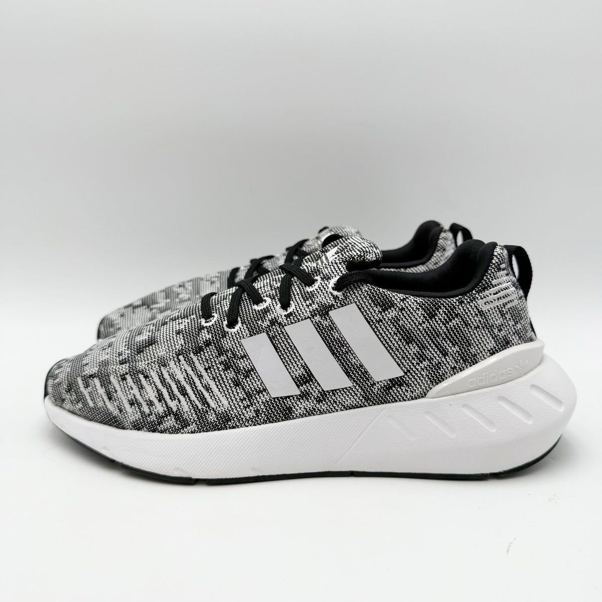 Adidas Kids Swift Run 22 Athletic Shoes Size 5 Grey White Running NWT