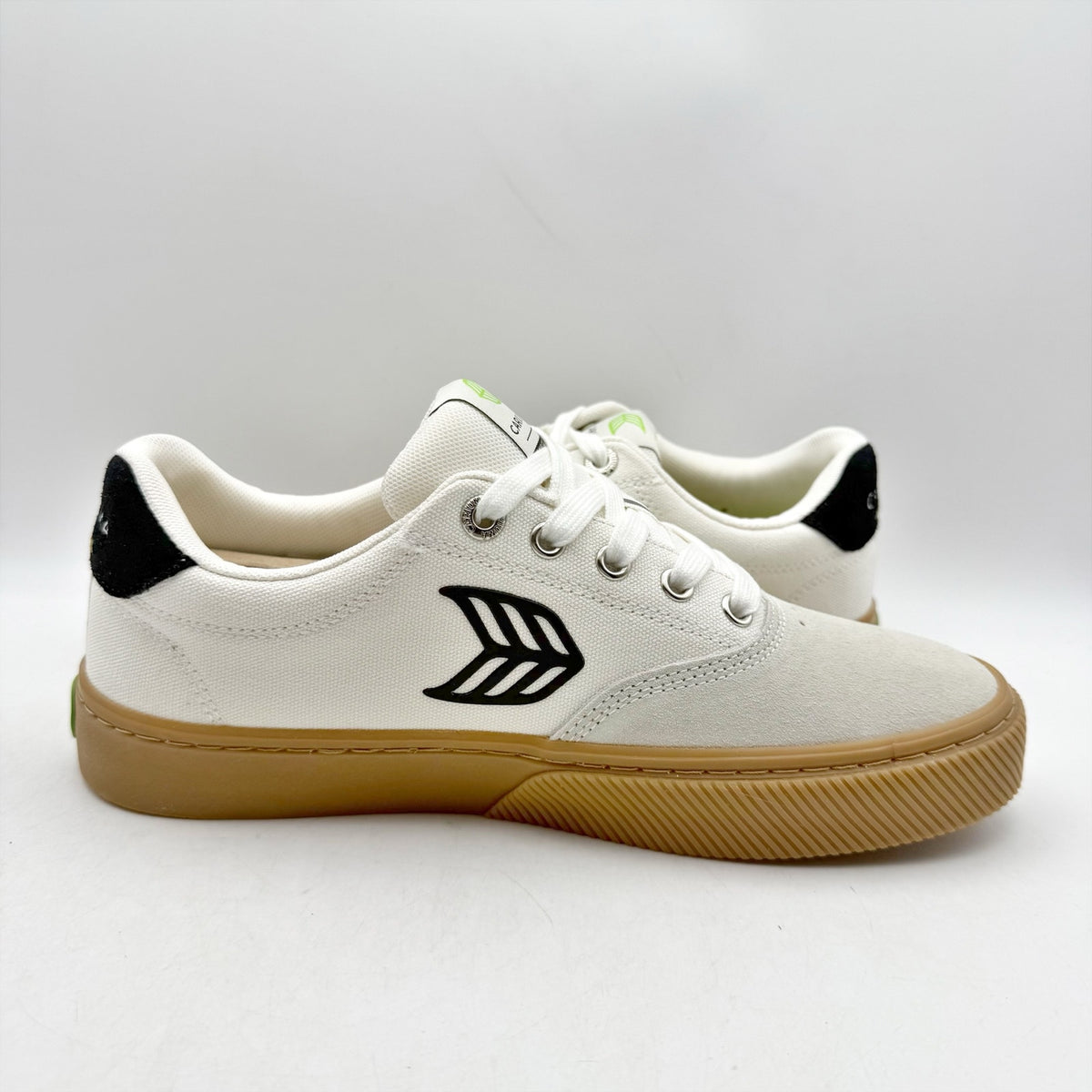 Cariuma Womens Naioca Pro Skate Low Sneakers US 8.5 White Black Canvas Suede NIB