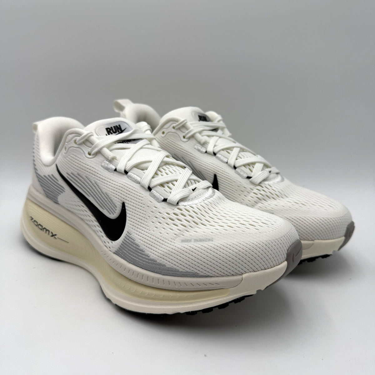 Nike Womens Vomero 18 Running Shoes Size 8 EU 39 White Black Athletic NIB