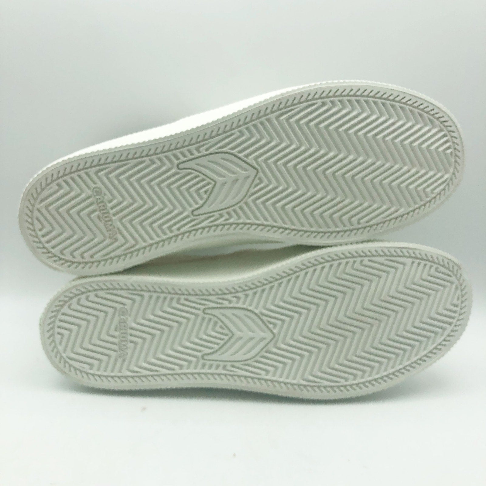 Cariuma Women's Slip-On Canvas Sneakers Size 9 Off White Casual Shoes NIB