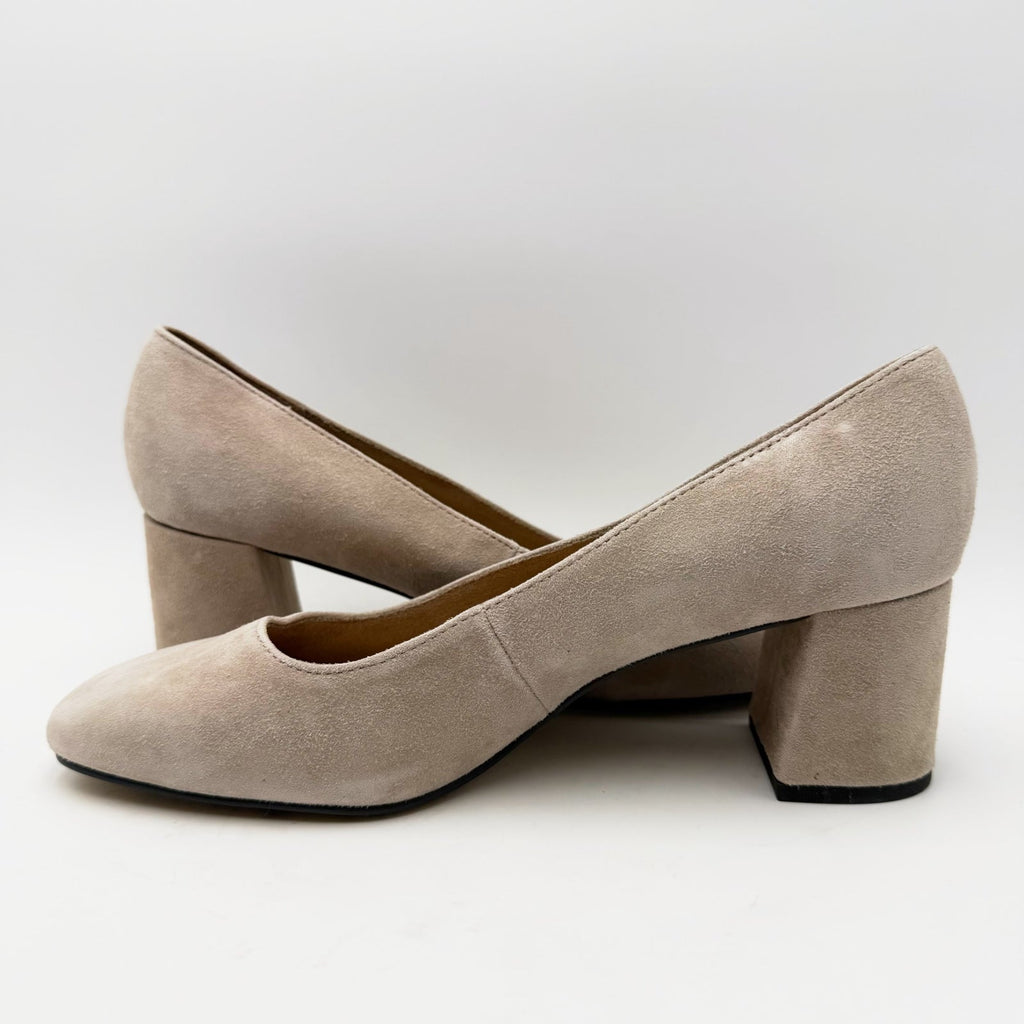 Bella Vita Womens Jilan Heel Pumps Size 8.5 Extra Wide Cream Almond Suede NWOB