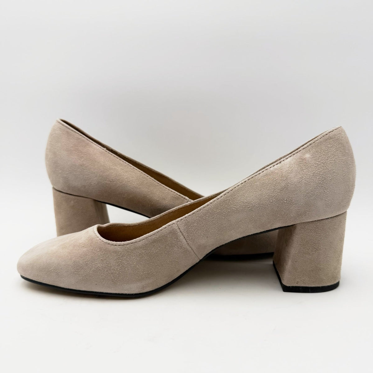 Bella Vita Womens Jilan Heel Pumps Size 8.5 Extra Wide Cream Almond Suede NWOB