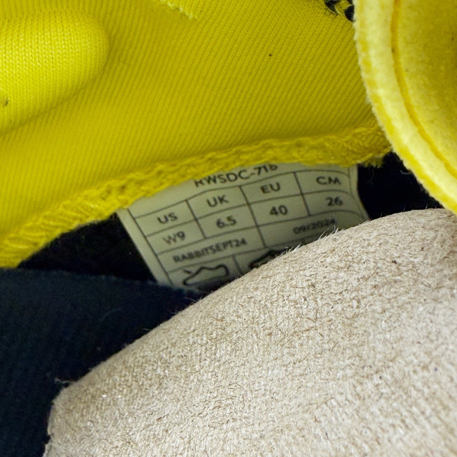 Rabbit Womens Dream Chaser Running Shoes US 9 EU 40 Black Yellow Athletic NIB