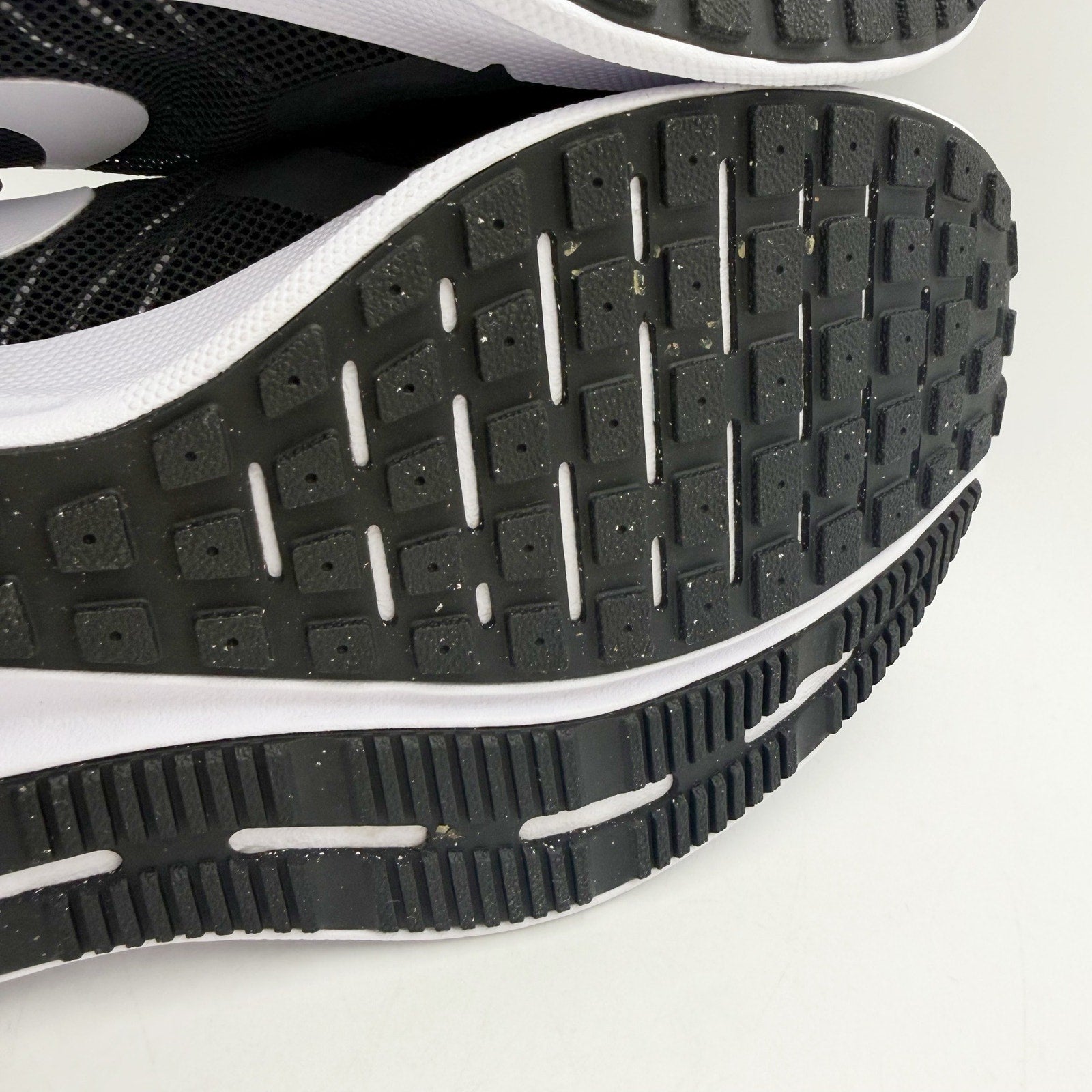 Nike Mens Run Swift 3 Running Sneakers US 9.5 Wide Black White Athletic NWOB
