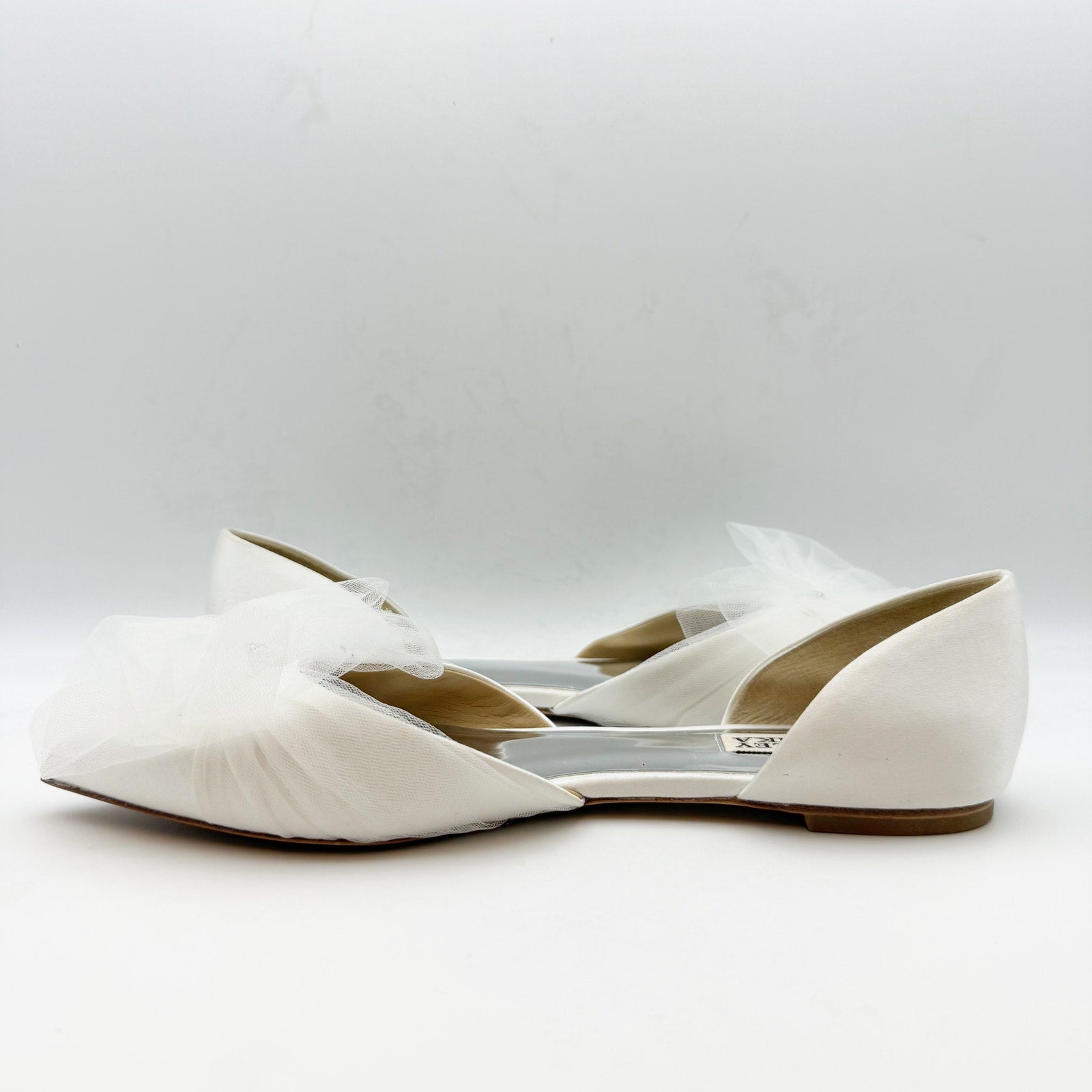 Badgley Mischka Womens Fergie Flats US 8.5 White Satin Bow Crystal NWOB