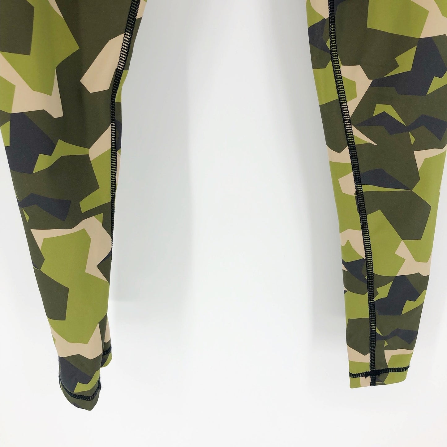 BASS OUTDOOR Women's Rover 7/8 Leggings Green Camo LARGE