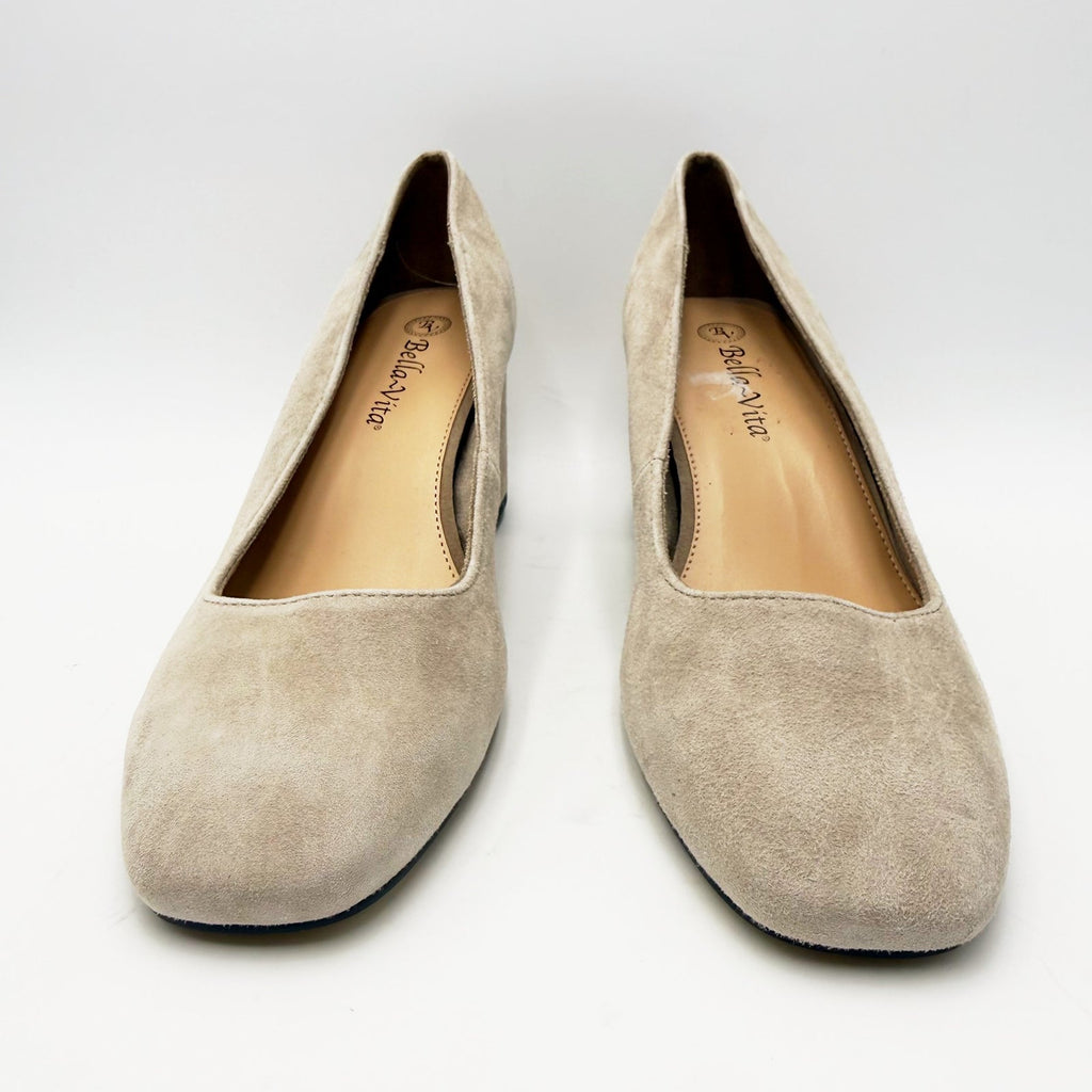 Bella Vita Womens Jilan Heel Pumps Size 8.5 Extra Wide Cream Almond Suede NWOB