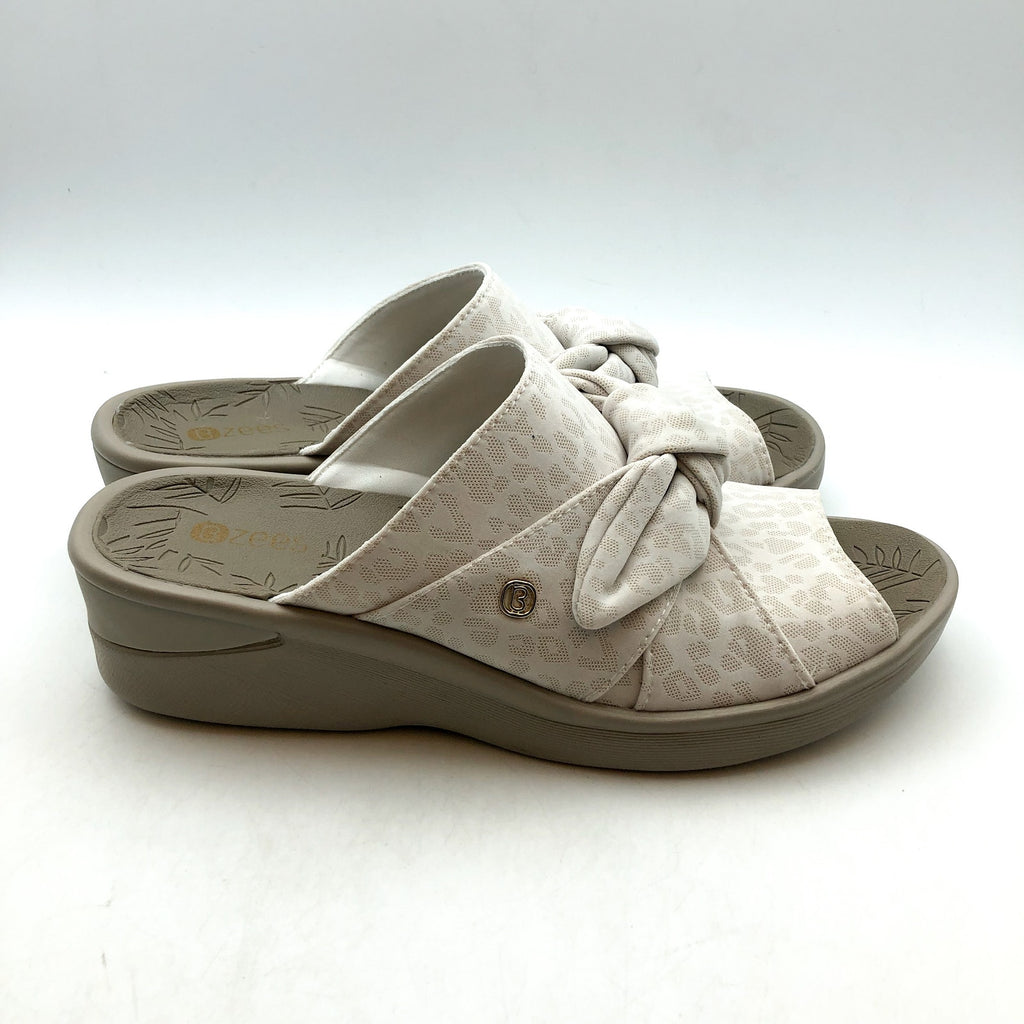 BZEES Womens Smile Comfort Wedge Slide Sandals 6 WIDE Cream Cheetah Fabric NIB