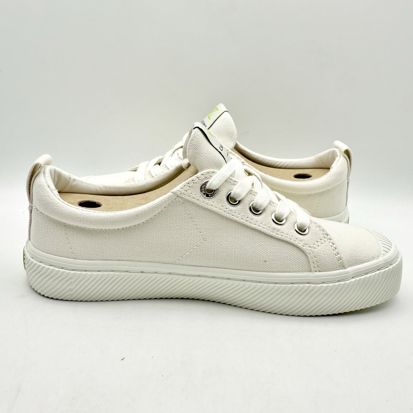 Cariuma Womens OCA Low Sneakers US 7 M EU 38 Off White Canvas NIB