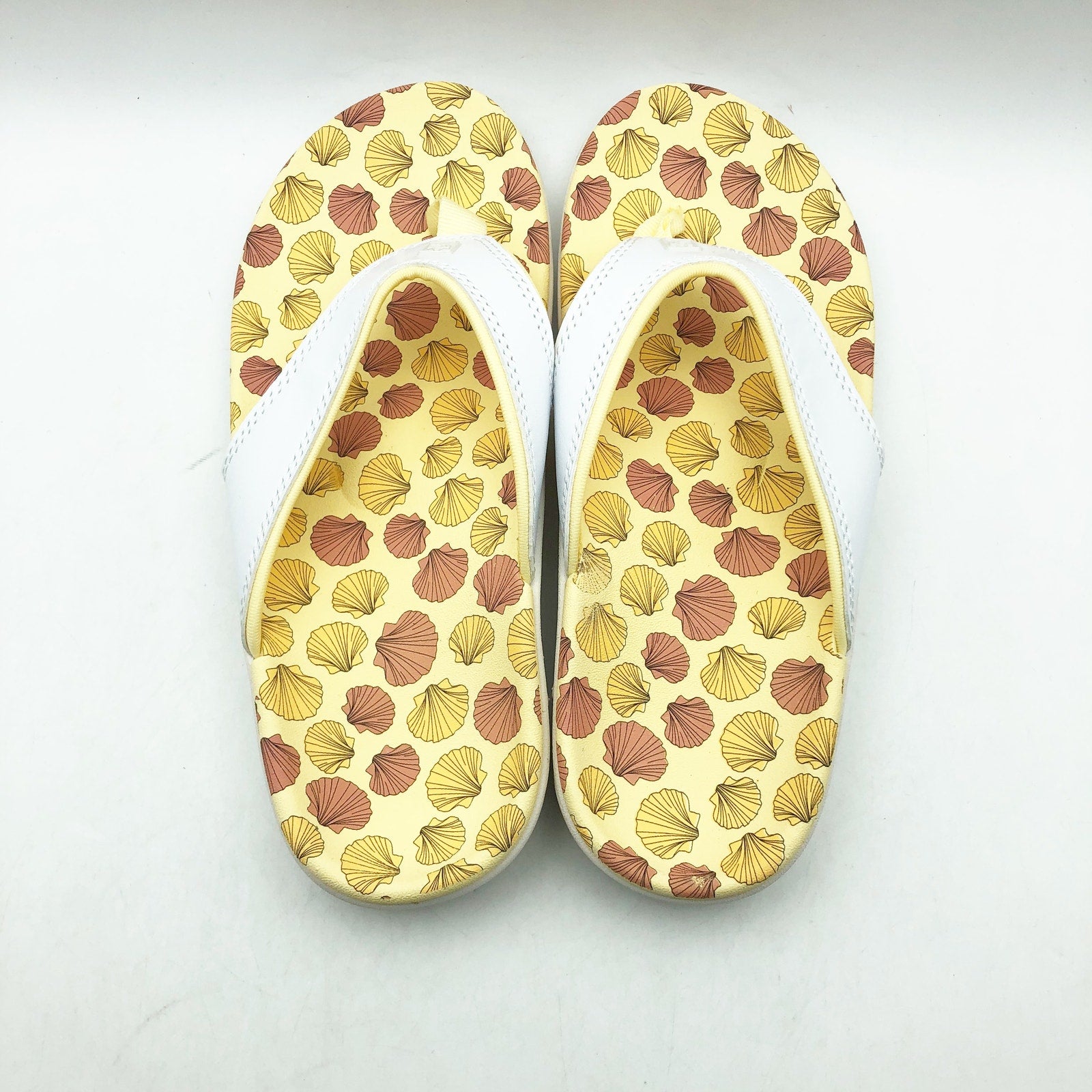 Spenco Womens Yumi Ocean Shell Sandals Size 9 WIDE White Yellow Flip Flops NWOB