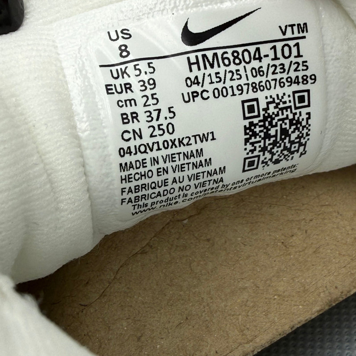 Nike Womens Vomero 18 Running Shoes Size 8 EU 39 White Black Athletic NIB