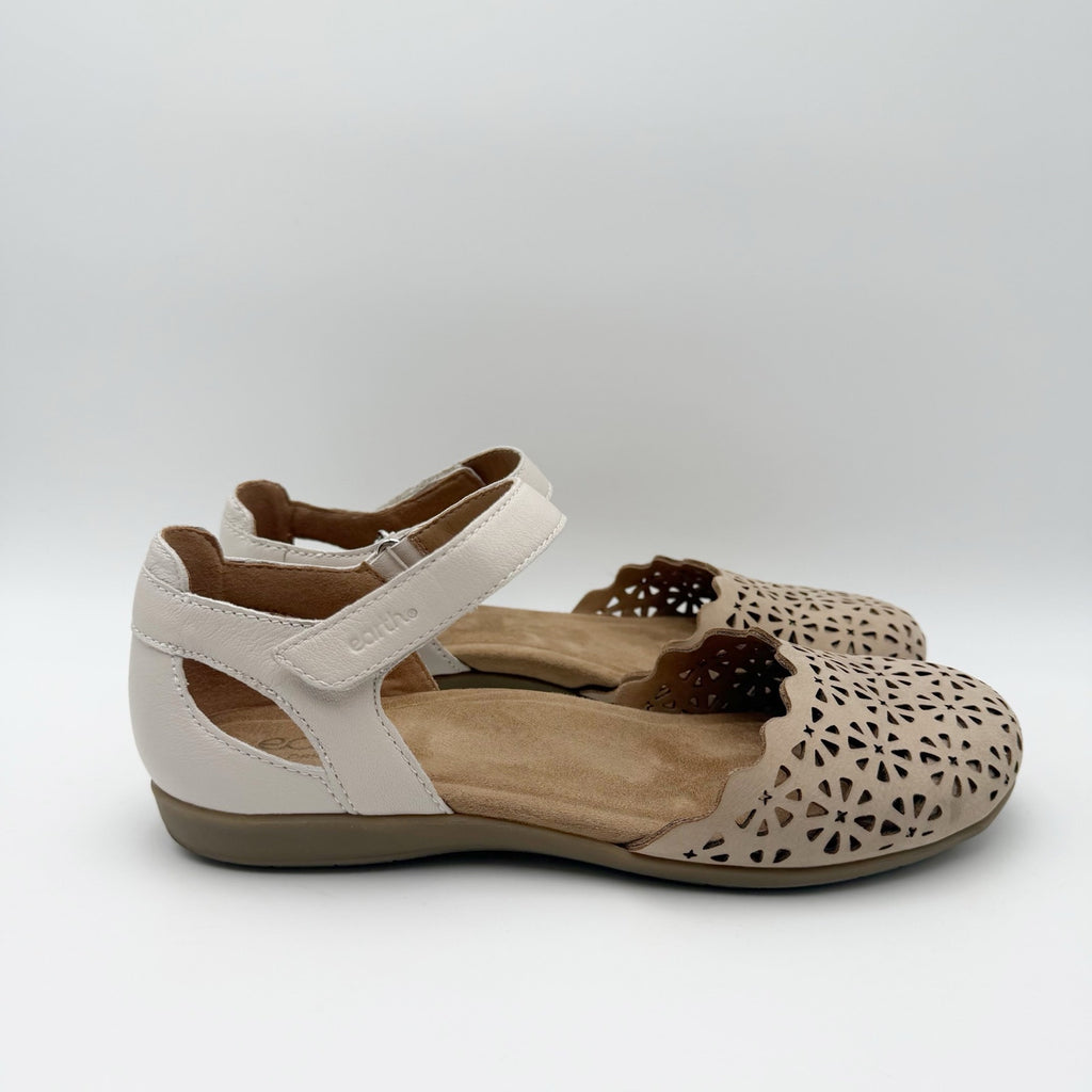 Earth Womens Betti Flats Size 9.5 M Ivory White Leather Perforated Scalloped NIB