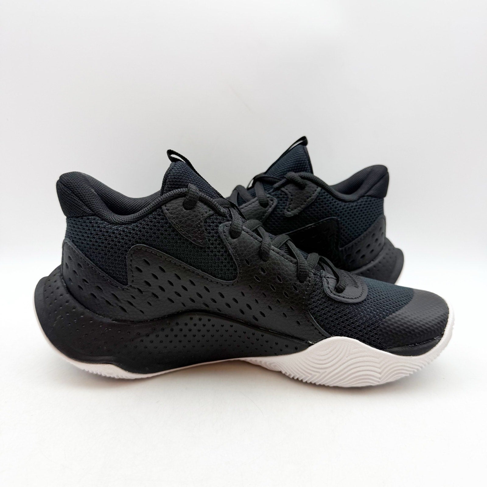 Under Armour Boys GS Jet '23 Basketball Athletic Shoes 4 Youth Black Gold NWOB