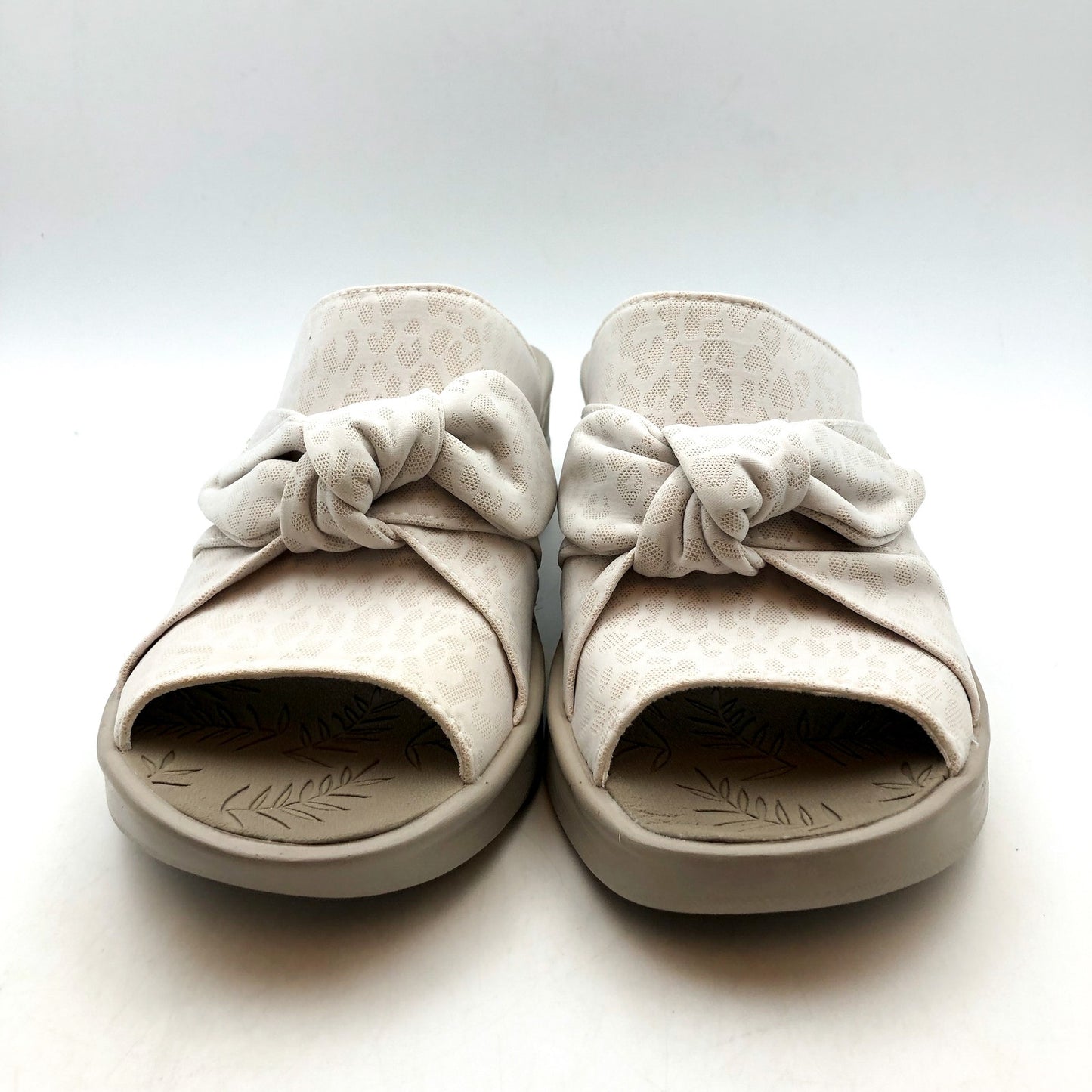 BZEES Womens Smile Comfort Wedge Slide Sandal 6 Wide Beige Cheetah Fabric NIB