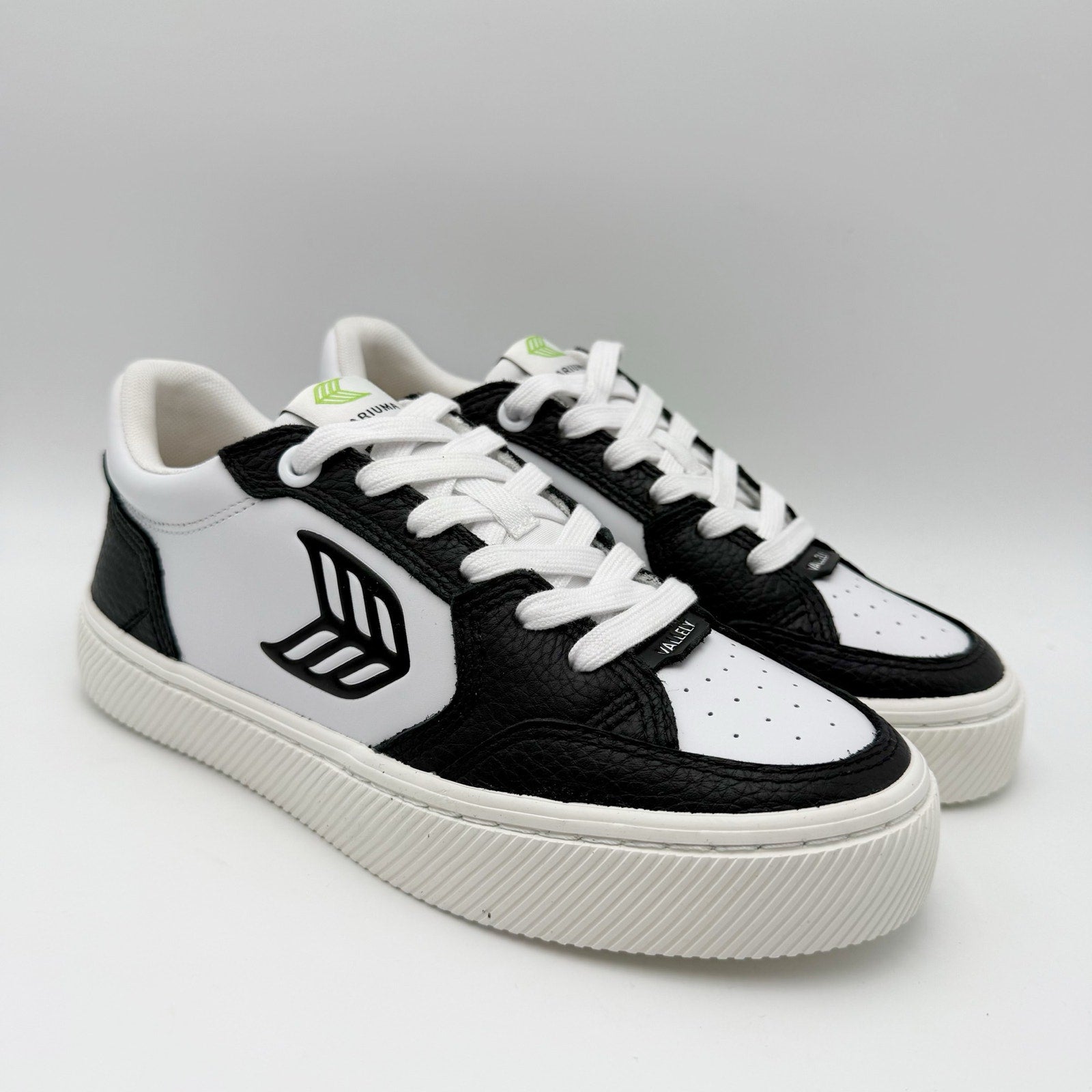CARIUMA Womens Vallely Low Top Sneakers Size 7 Black White Leather NIB