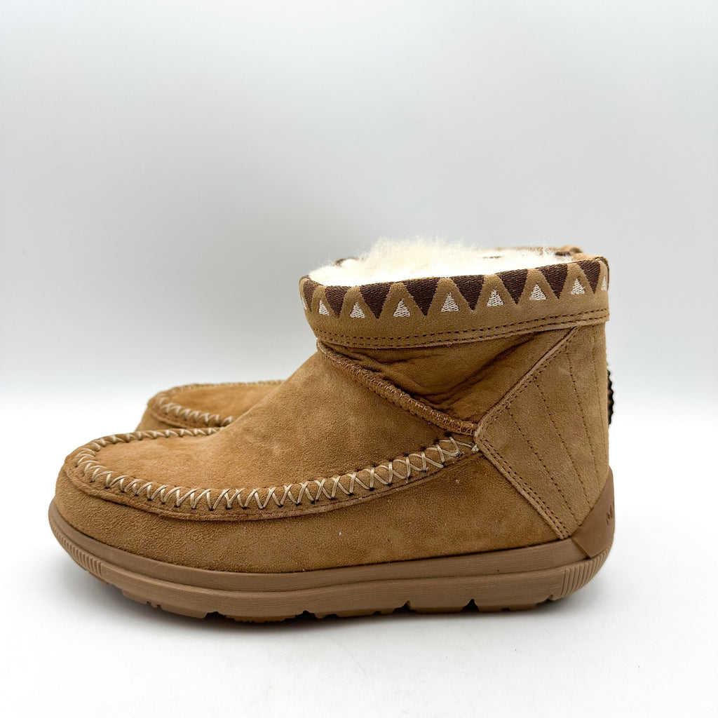 Manitobah Mukluks Women WR Reflections Ankle Boots Size 5 Tan Shearling NWOB