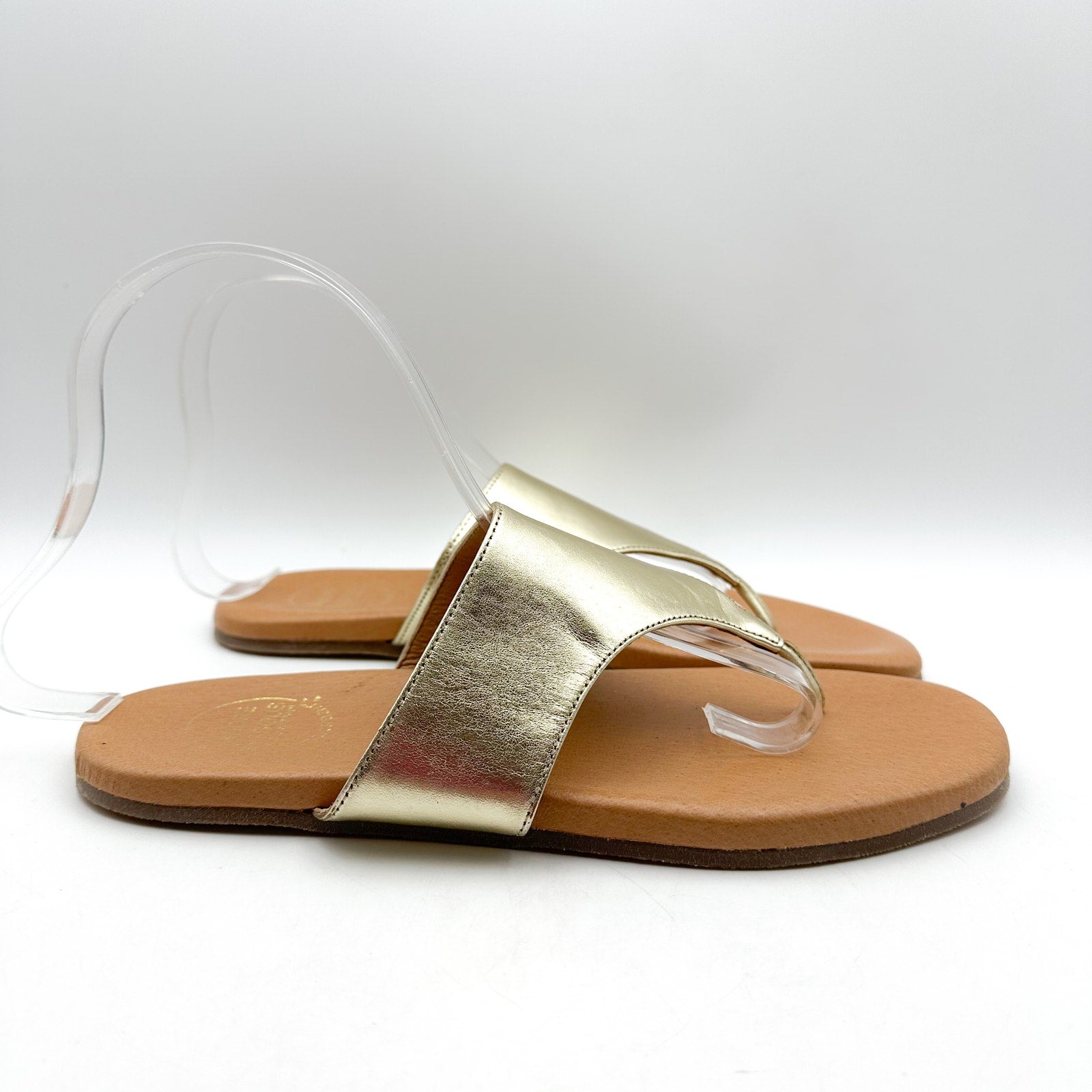 ANDRE ASSOUS Womens Paige Sandal EU 39 US 8-8.5 Metallic Gold Tan Flip Flop NWOB