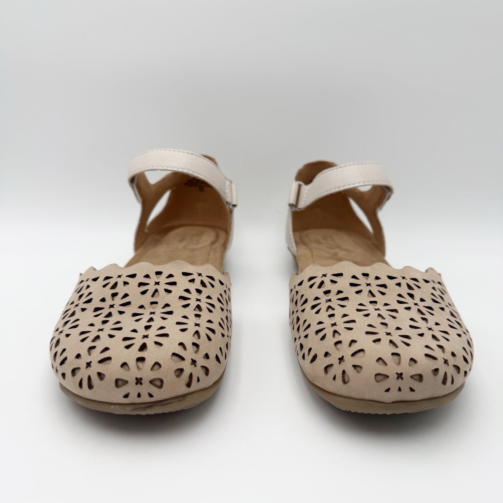 Earth Womens Betti Flats Size 9.5 M Ivory White Leather Perforated Scalloped NIB