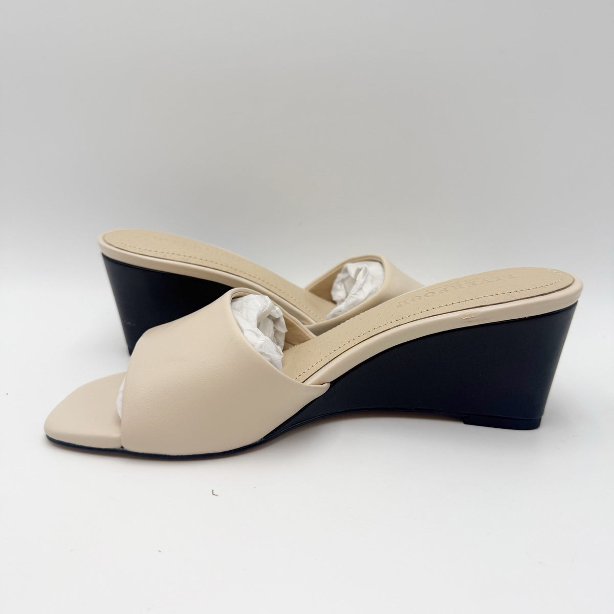 Liverpool Womens Flowers Wedge Sandals Size 6.5 Cream Off White Leather NWOB