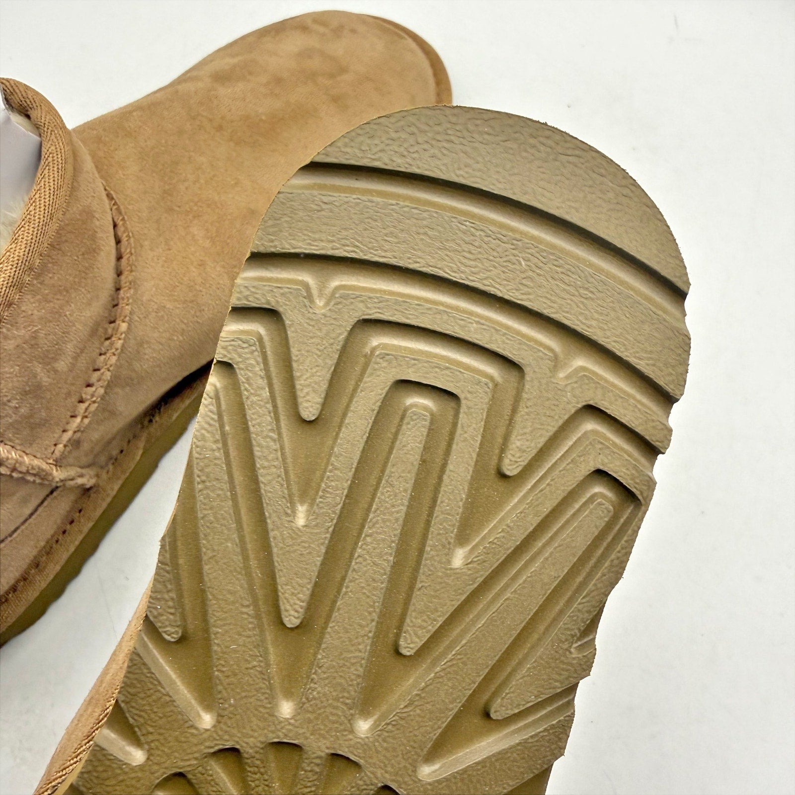 UGG Mens Classic Ultra Mini Boots US 9 EU 42 Tan Chestnut Suede Fur Lining NIB