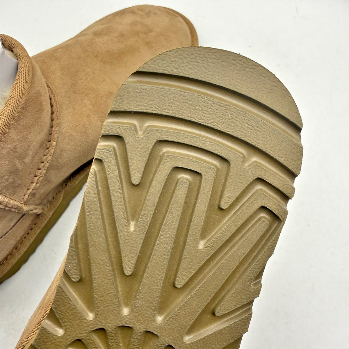 UGG Mens Classic Ultra Mini Boots Size 9 EU 42 Tan Chestnut Suede Fur Lining NIB
