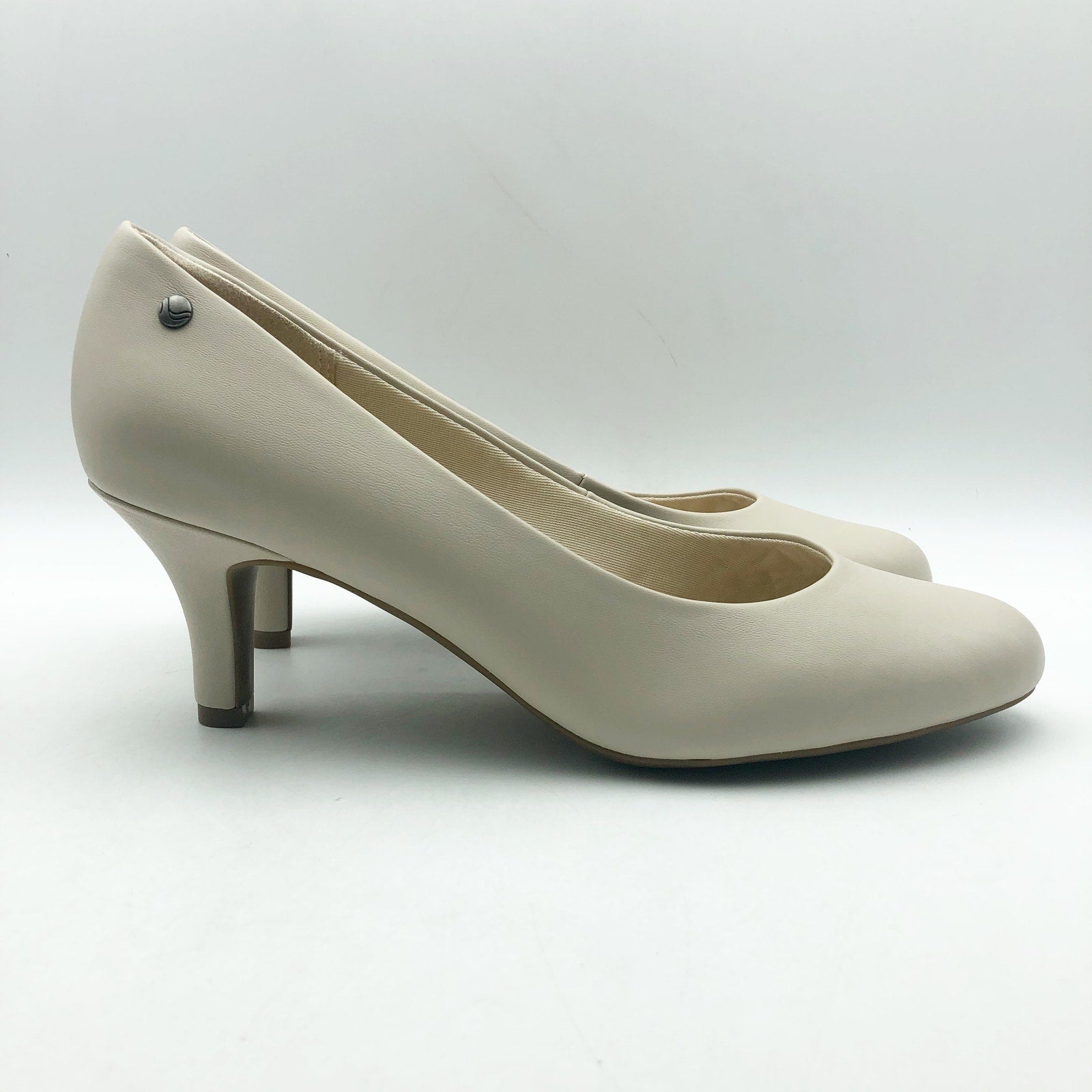LifeStride Womens Parigi Pumps US 11 WIDE EU 42 Cream Almond Milk Heels NIB