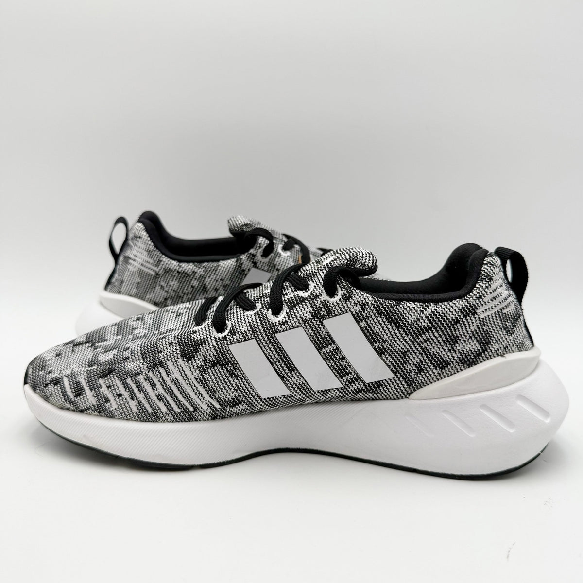 Adidas Kids Swift Run 22 Athletic Shoes Size 5 Grey White Running NWT