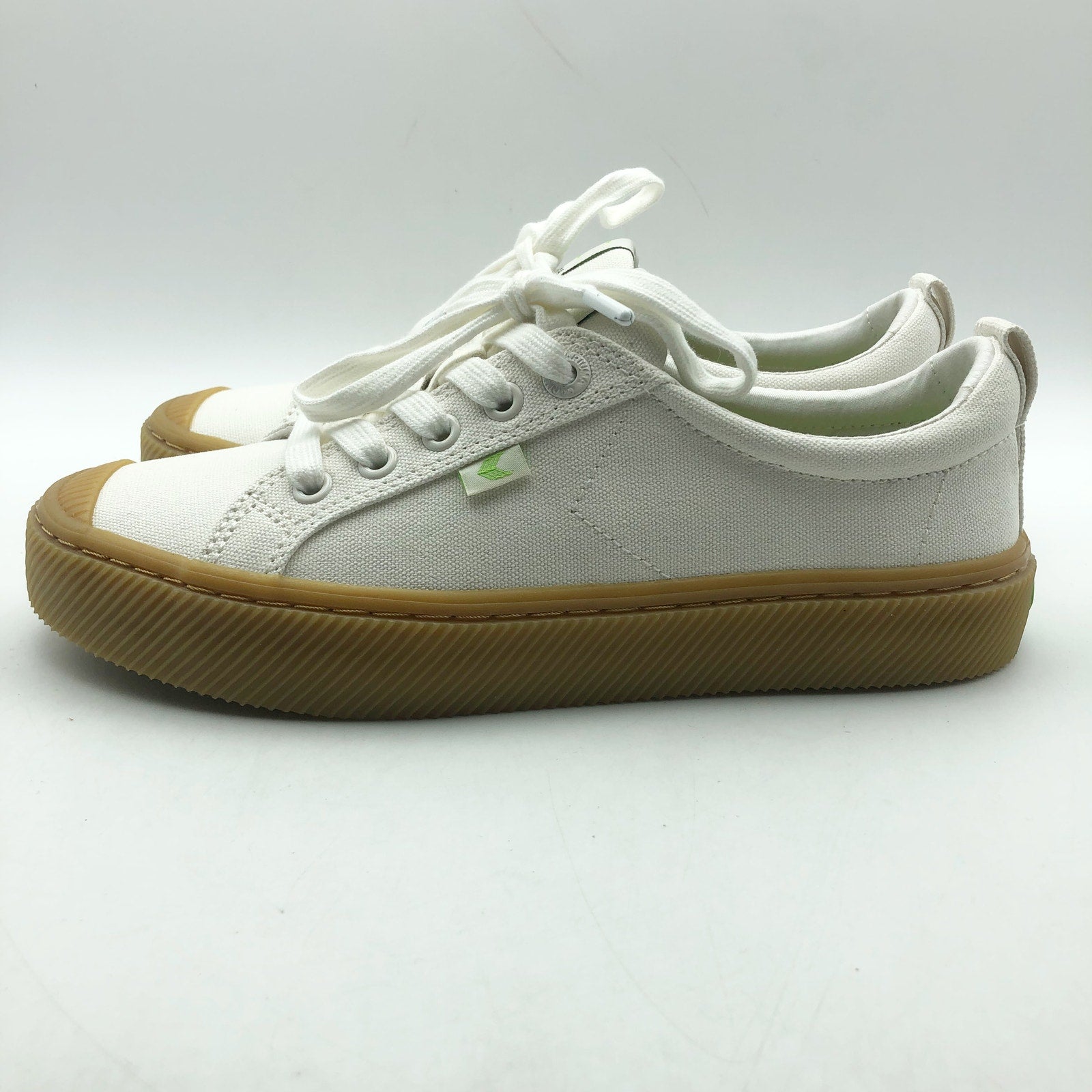Cariuma Women's Oca Low Gum Canvas Sneaker Size 8 Off White Tan NIB
