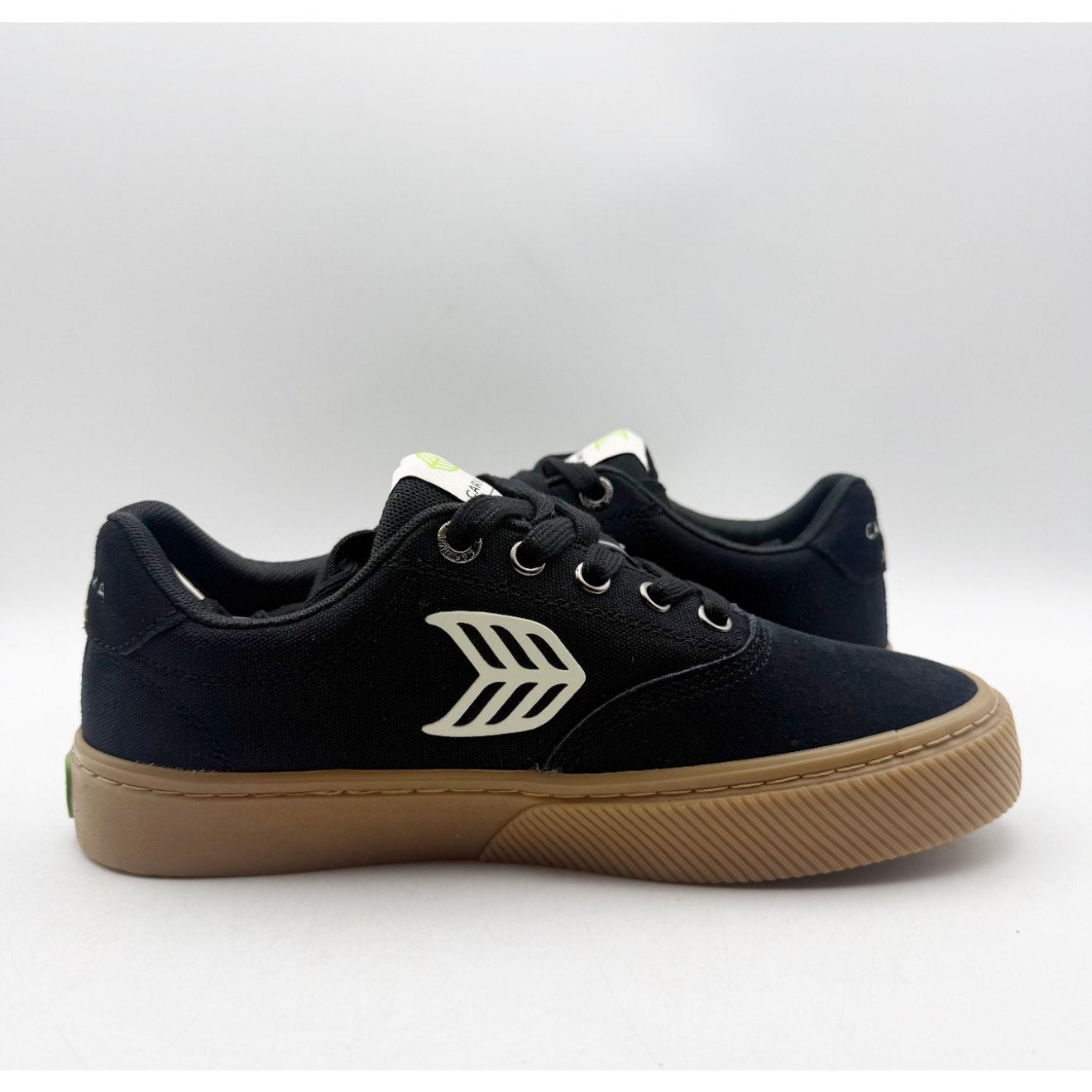 Cariuma Womens Naioca Pro Skate Low Sneakers US 7 Black Gum Canvas Suede NIB