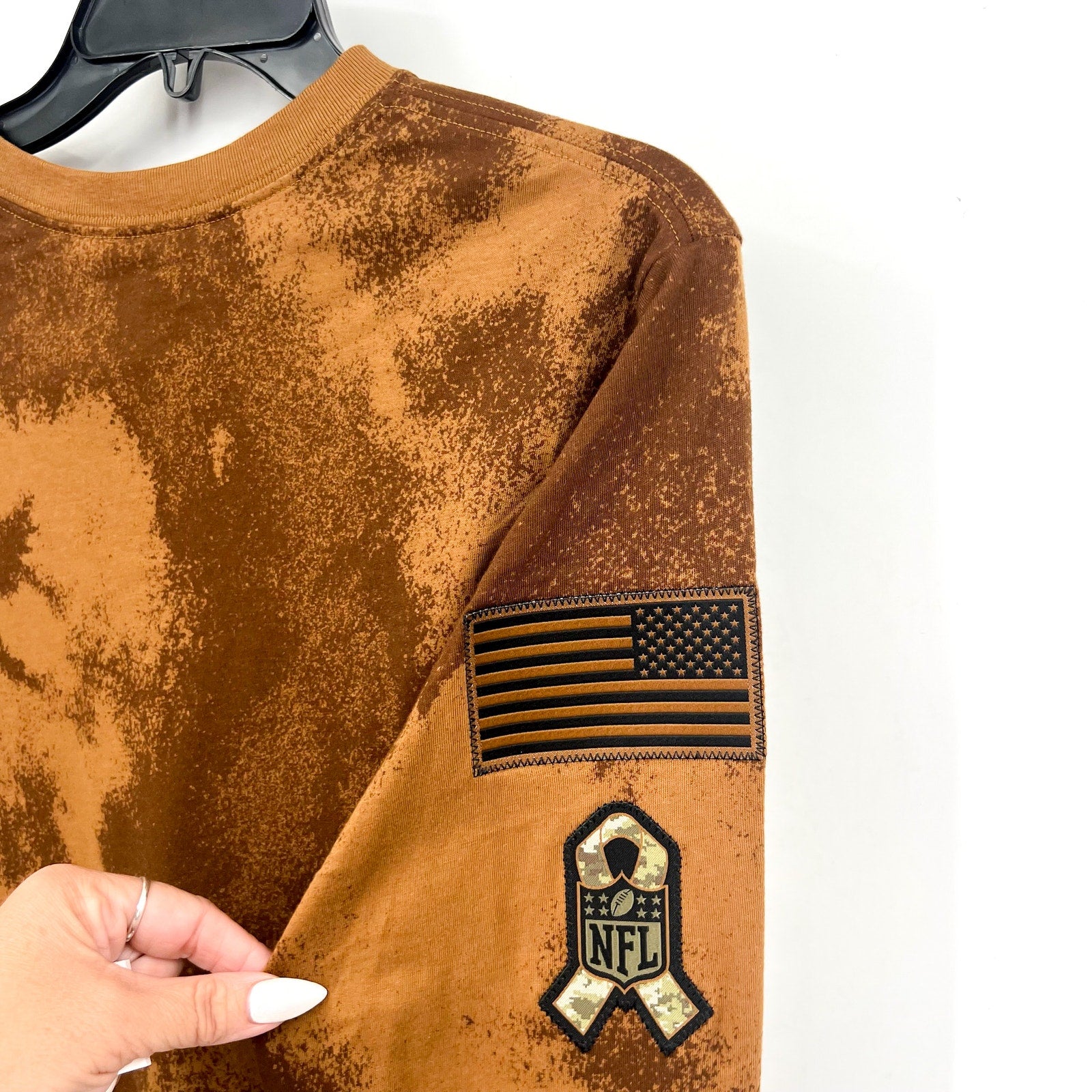 NIKE Mens Carolina Panthers Long Sleeve T-Shirt Medium Brown Salute Service NWT