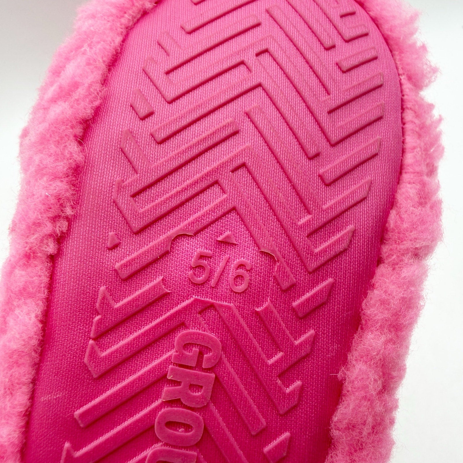 Barbie Toddler Girls Ground Up Spa Slippers US 5-6 Small Pink Faux Fur NIB