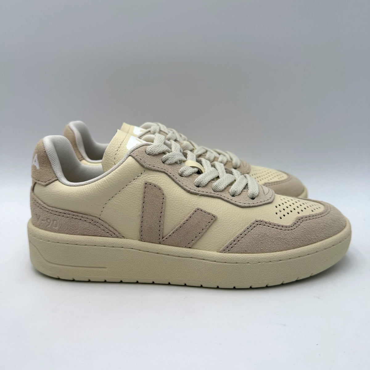 Veja Womens V-90 O.T. Leather Sneakers Size 4 EU 35 Cashew Oat Cream Beige NIB