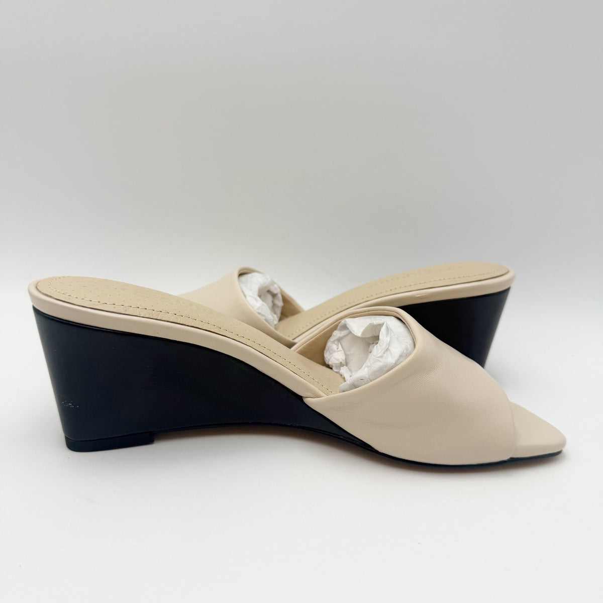 Liverpool Womens Flowers Wedge Sandals Size 6.5 Cream Off White Leather NWOB