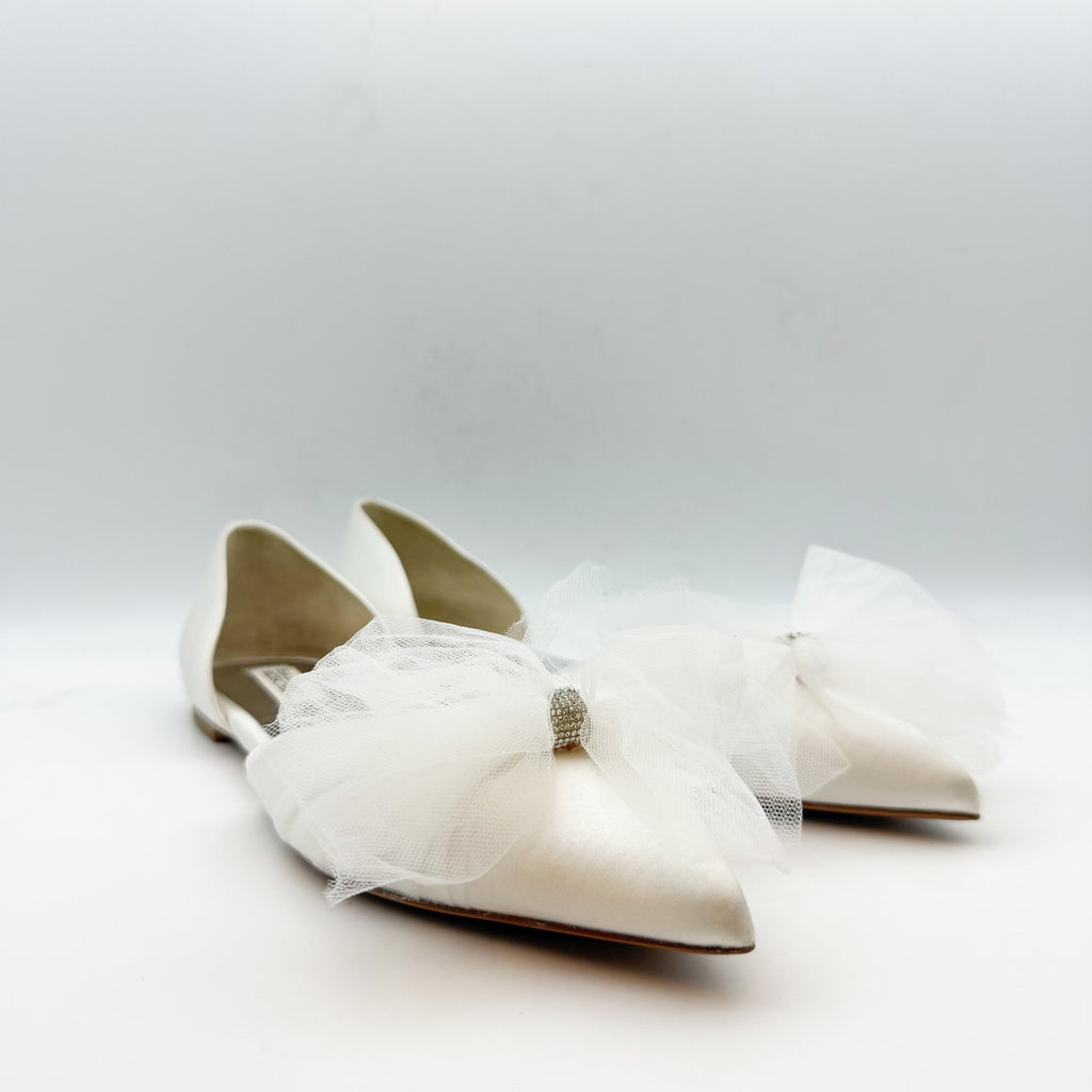 Badgley Mischka Womens Fergie Flats US 8.5 White Satin Bow Crystal NWOB