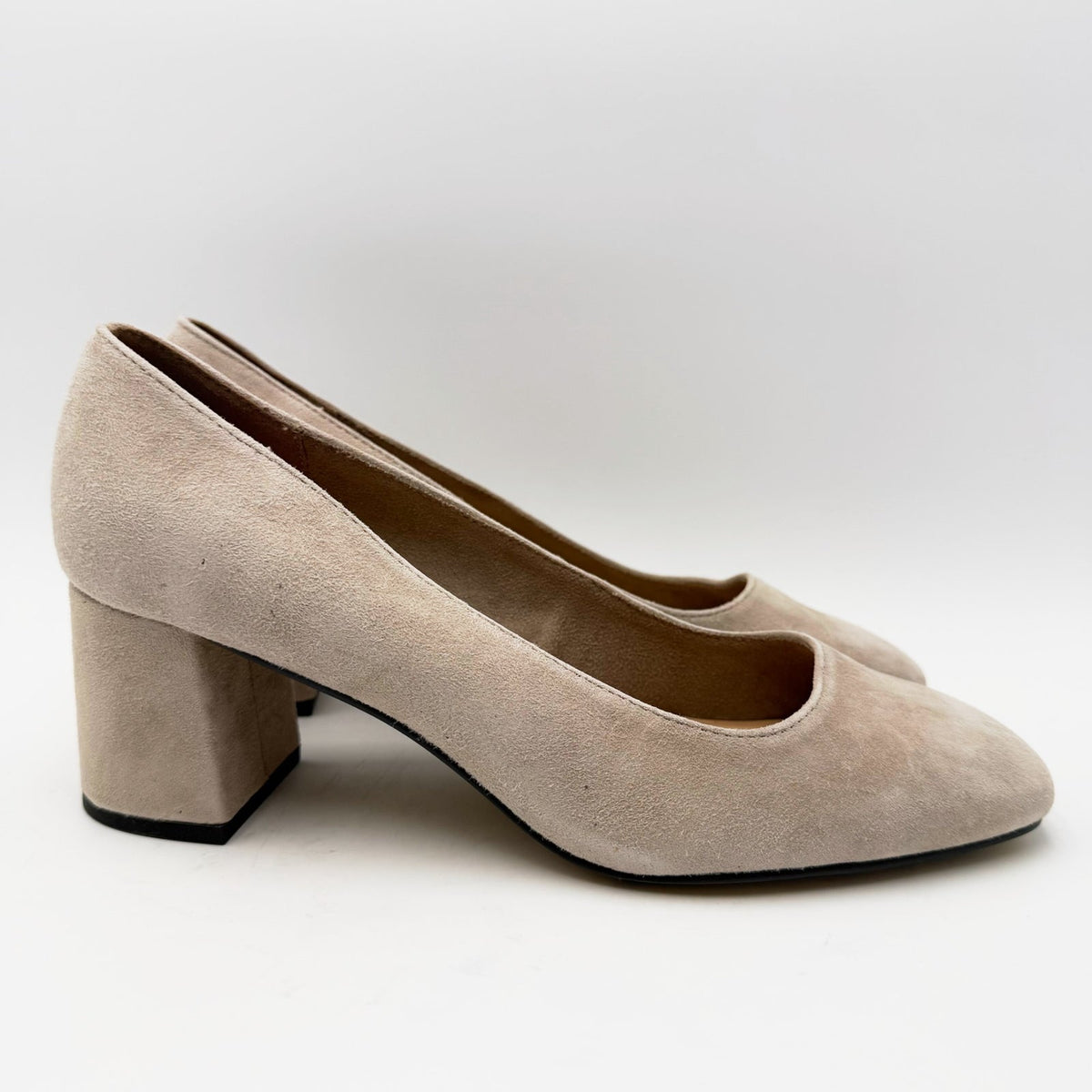 Bella Vita Womens Jilan Heel Pumps Size 8.5 Extra Wide Cream Almond Suede NWOB