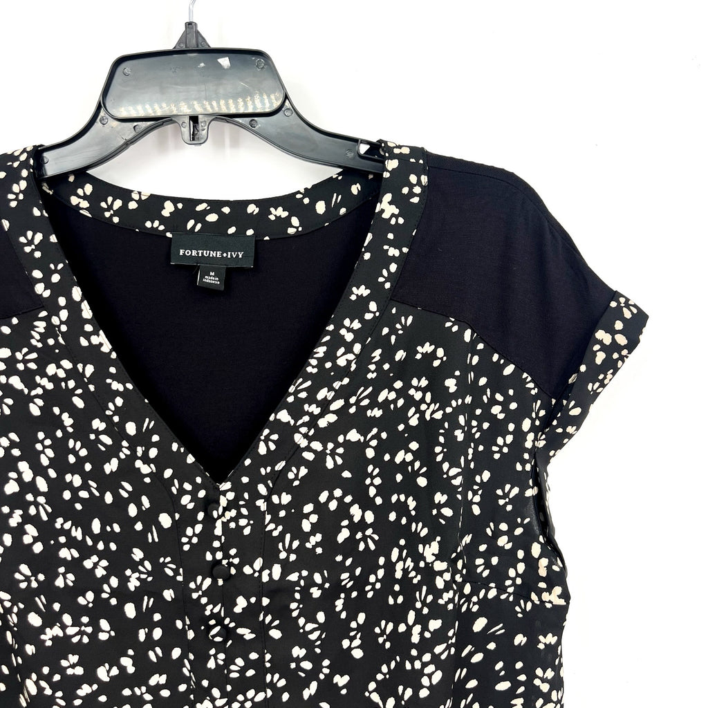 FORTUNE + IVY Womens V Neck Top Medium Black White Printed Short Sleeve NWOT