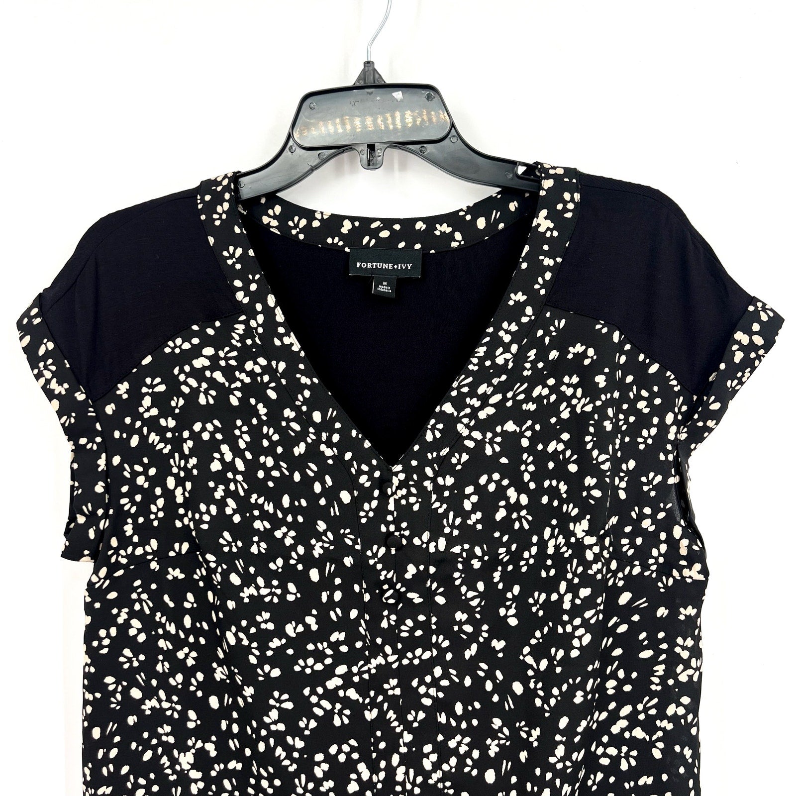 FORTUNE + IVY Womens V Neck Top Medium Black White Printed Short Sleeve NWOT