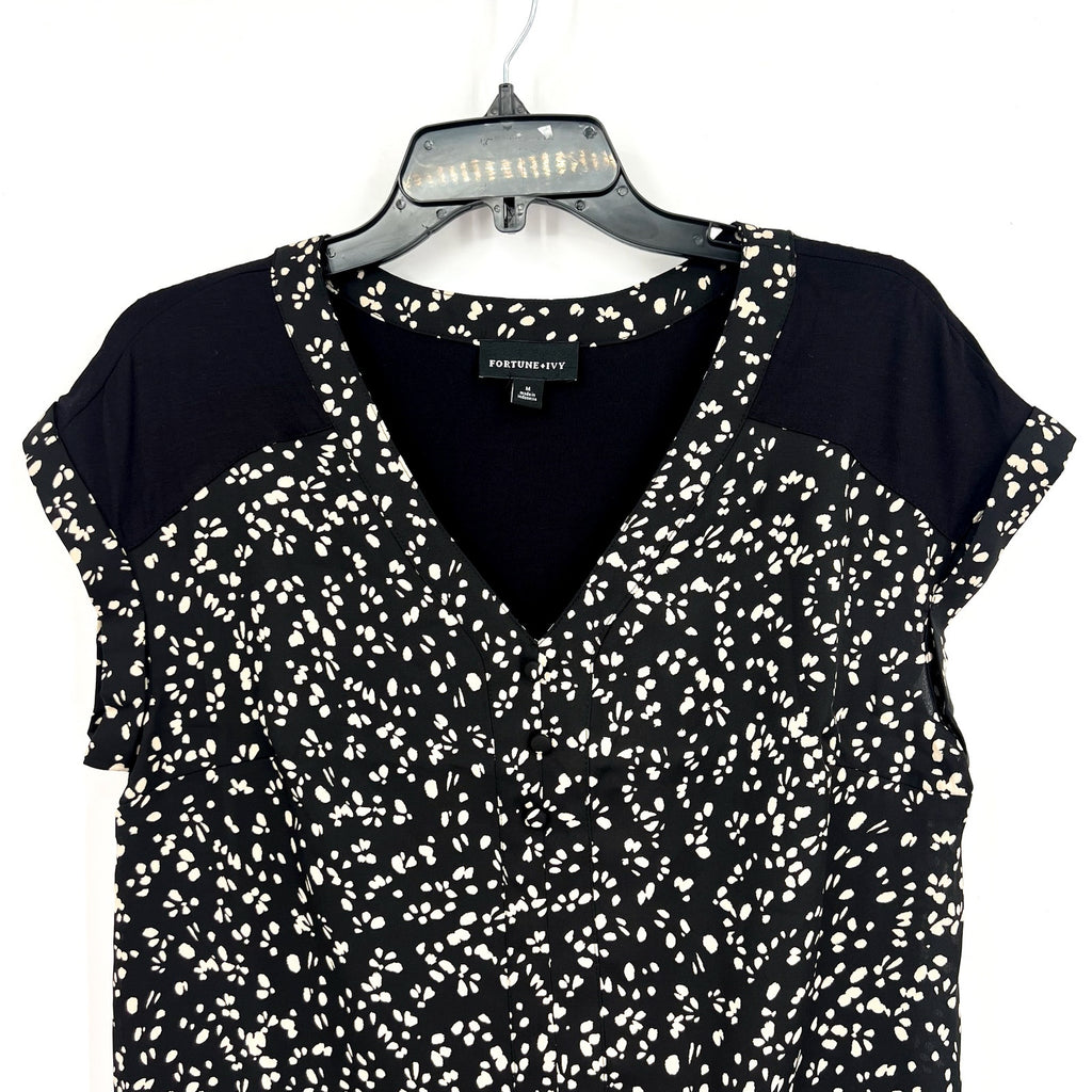 FORTUNE + IVY Womens V Neck Top Medium Black White Printed Short Sleeve NWOT