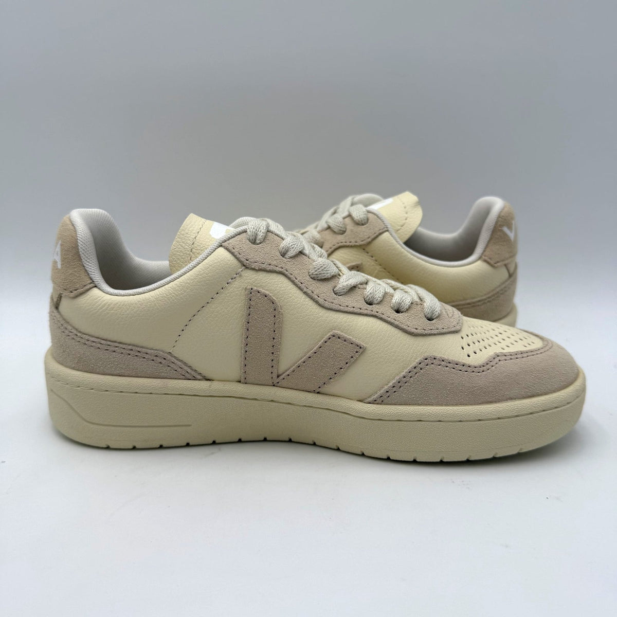 Veja Womens V-90 O.T. Leather Sneakers Size 4 EU 35 Cashew Oat Cream Beige NIB