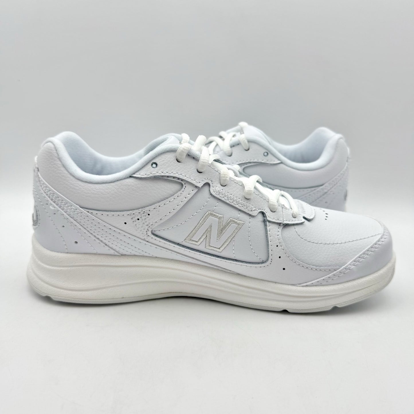 New Balance Womens 577 Walking Sneakers US 7 M White Leather Athletic NWOB
