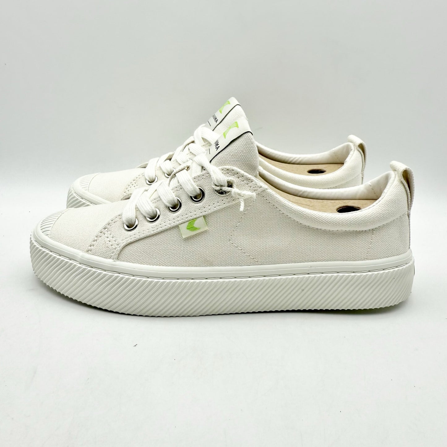 Cariuma Womens OCA Low Sneakers US 7 M EU 38 Off White Canvas NIB